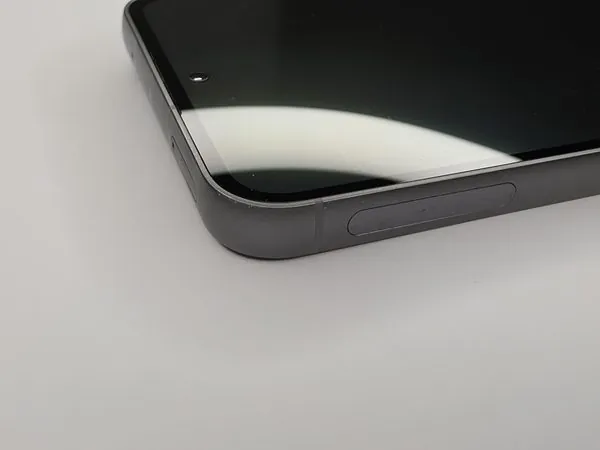 Samsung Galaxy S23 FE edge detail