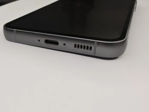 Samsung Galaxy S23 FE bottom edge and ports